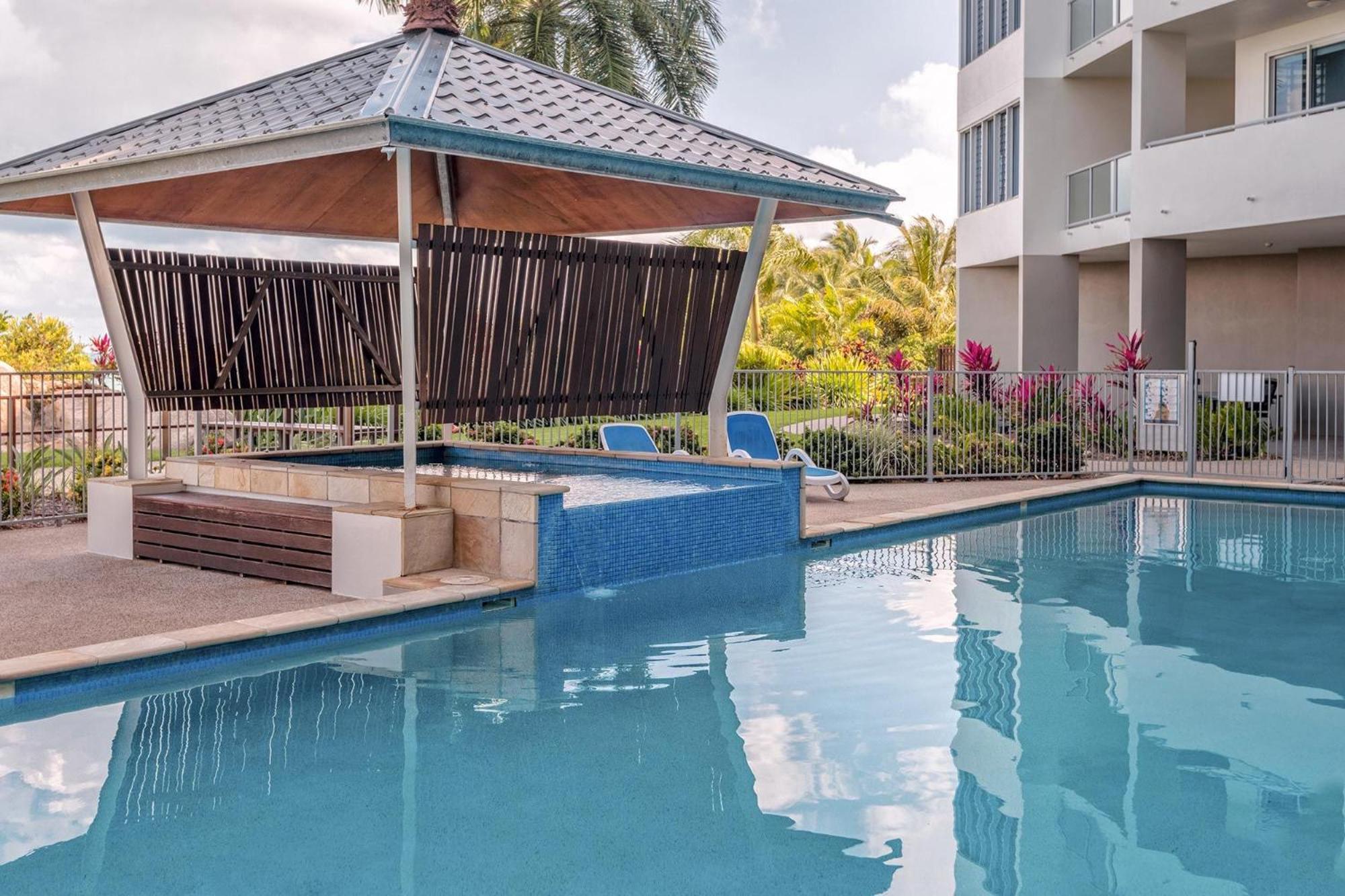 Coral Cove Apartments - Absolute Beachfront Resort Bowen Exterior photo