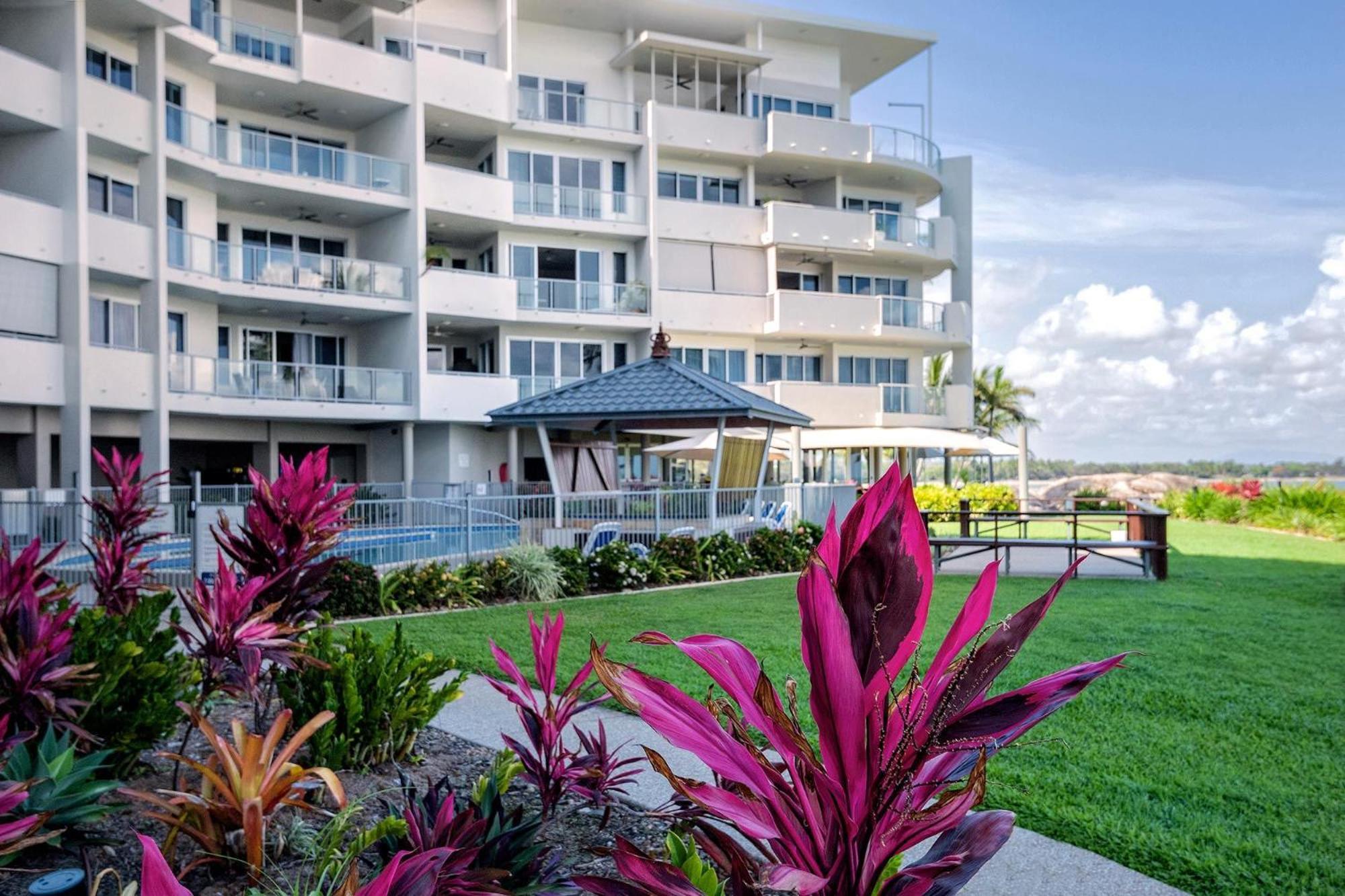 Coral Cove Apartments - Absolute Beachfront Resort Bowen Exterior photo