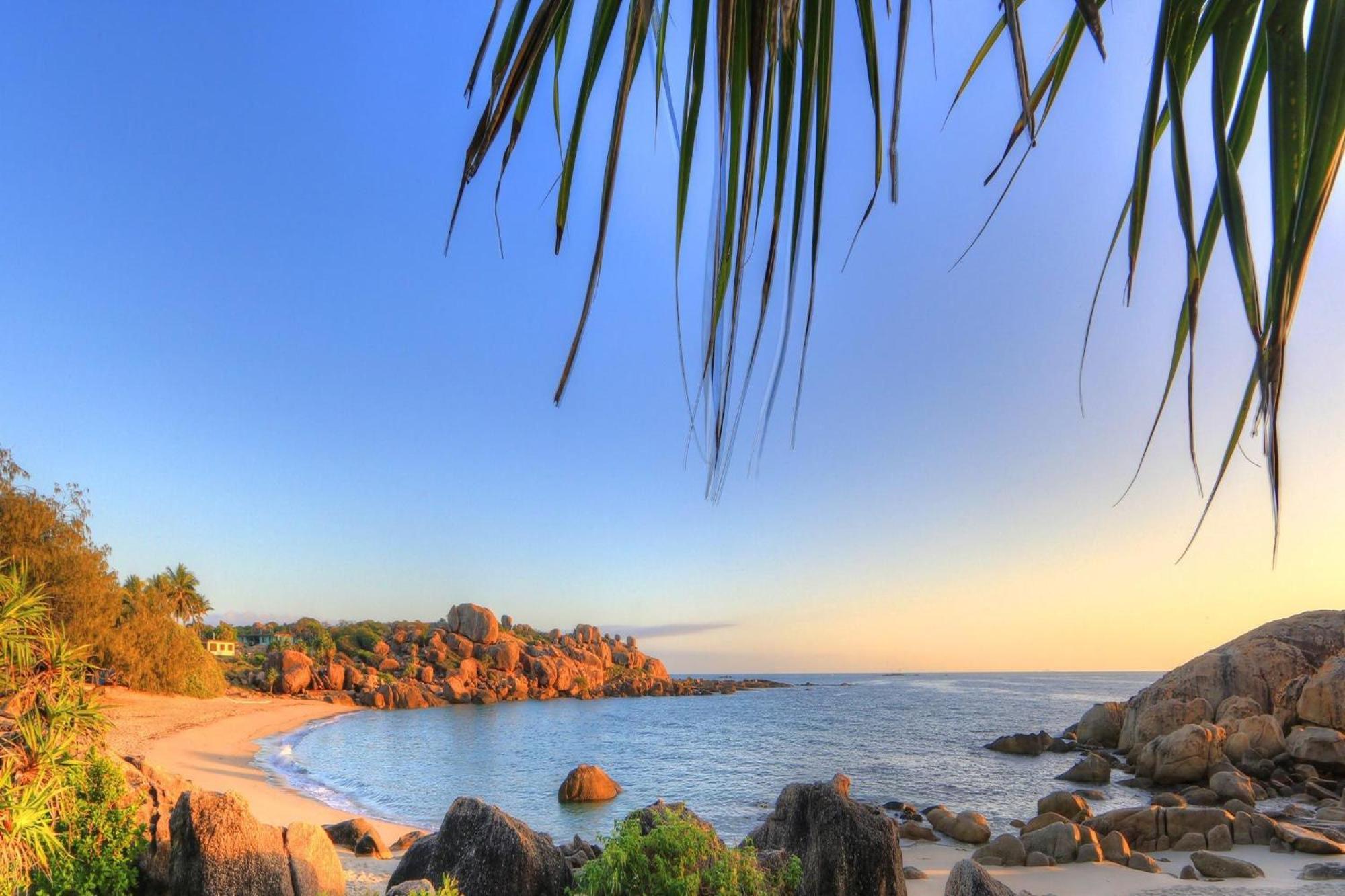 Coral Cove Apartments - Absolute Beachfront Resort Bowen Exterior photo