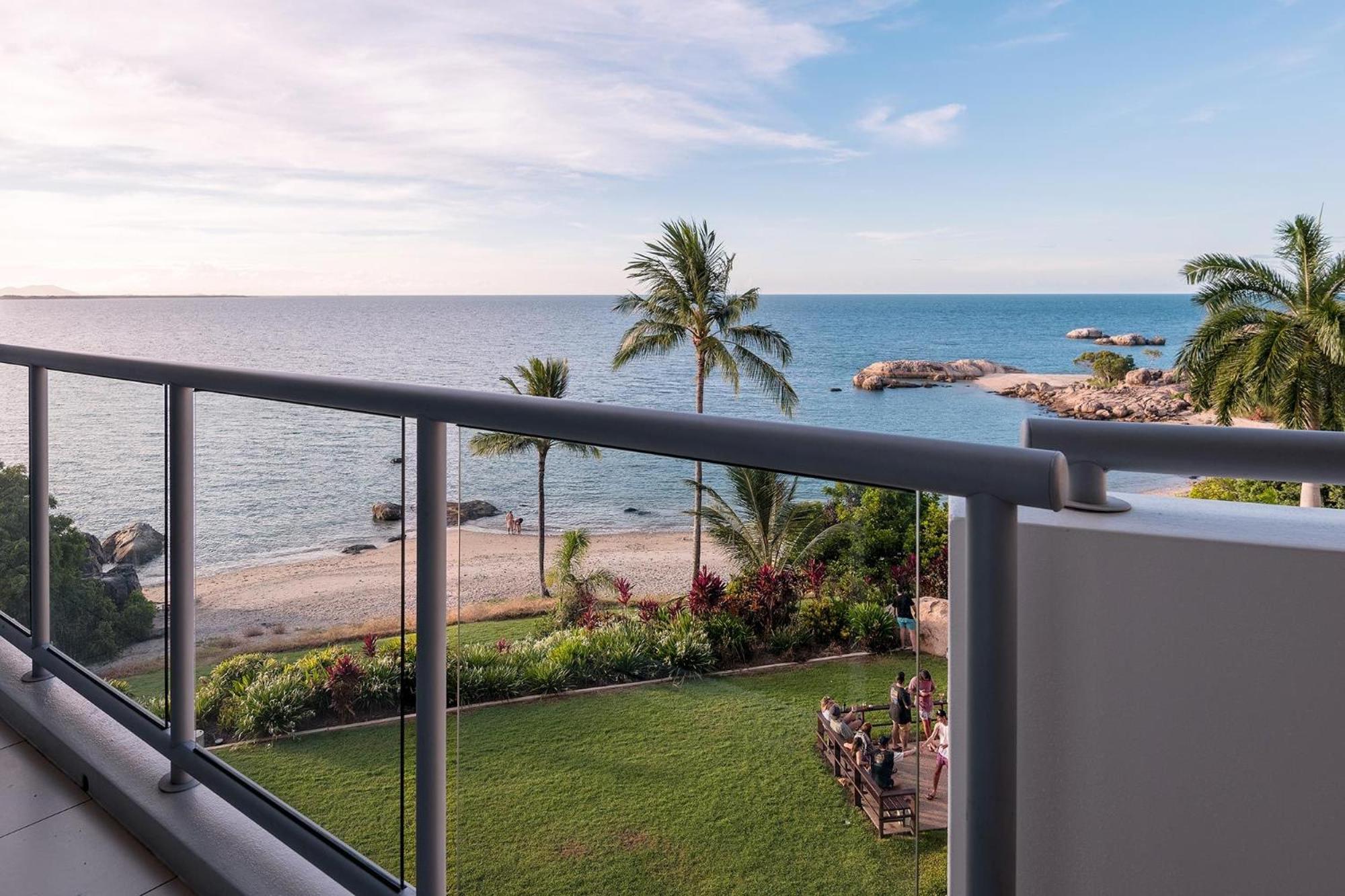 Coral Cove Apartments - Absolute Beachfront Resort Bowen Exterior photo