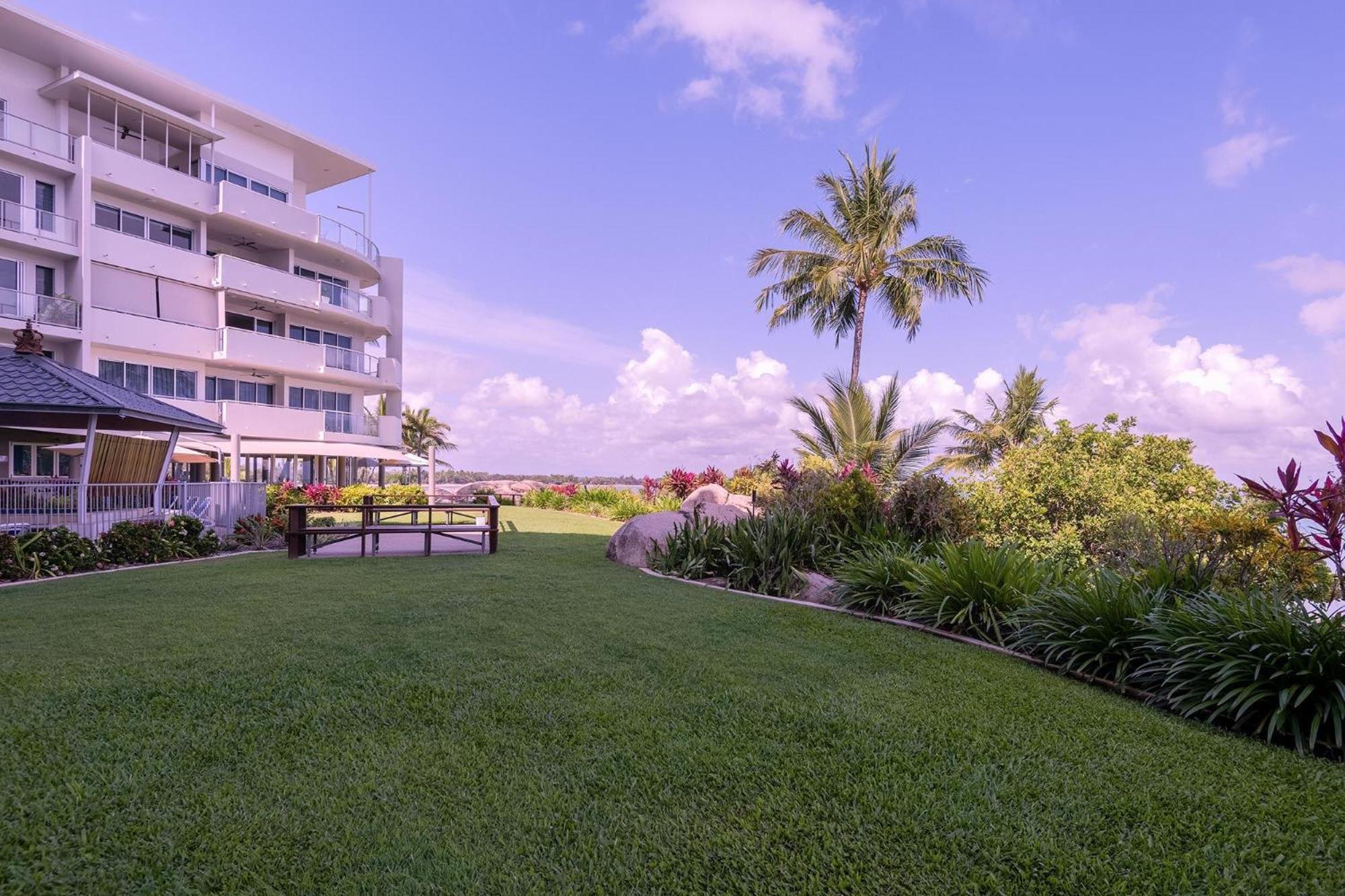Coral Cove Apartments - Absolute Beachfront Resort Bowen Exterior photo